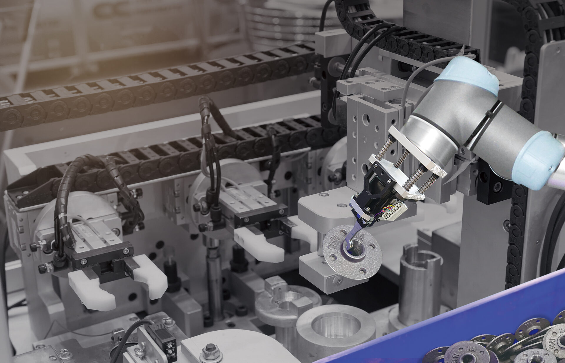 machine tending using a UR robot and AccuPick bin picking software